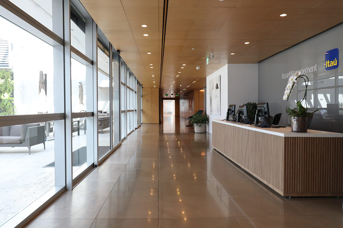 athie-wohnrath-itau-bba-42-piso-rodape-bancos-travertino-romano-di-marmorer