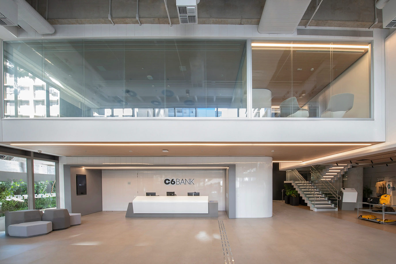 athie-wohnrath-perkins-will-c6-nine-bank-3-piso-basalto-balcao-silestone-gris-expo-suede-di-marmorer