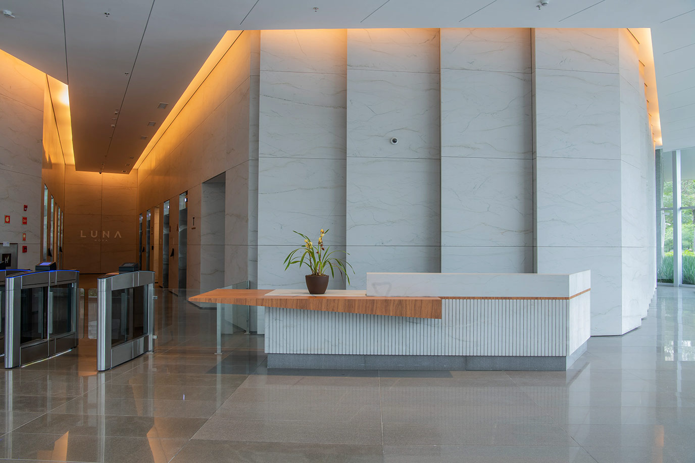 bn-engenharia-complexo-luna-24-parede-balcao-quartizito-mont-blanc-piso-basalto-polido-di-marmorer--