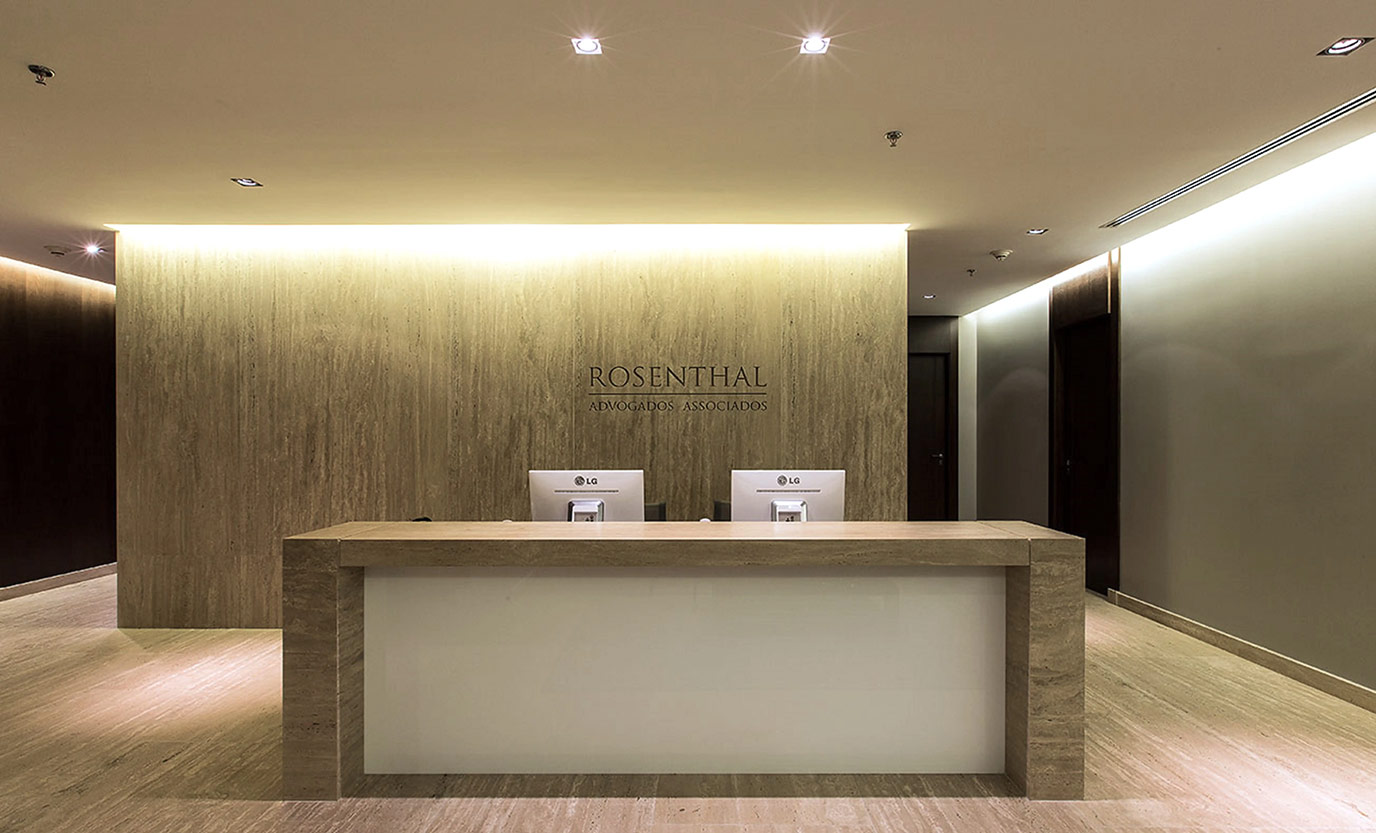 athie-wohnrath-rosenthal-advogados-2piso-parede-logo-baixo-relevo-balcao-travertino-navona-nanoglass-white-di-marmorer