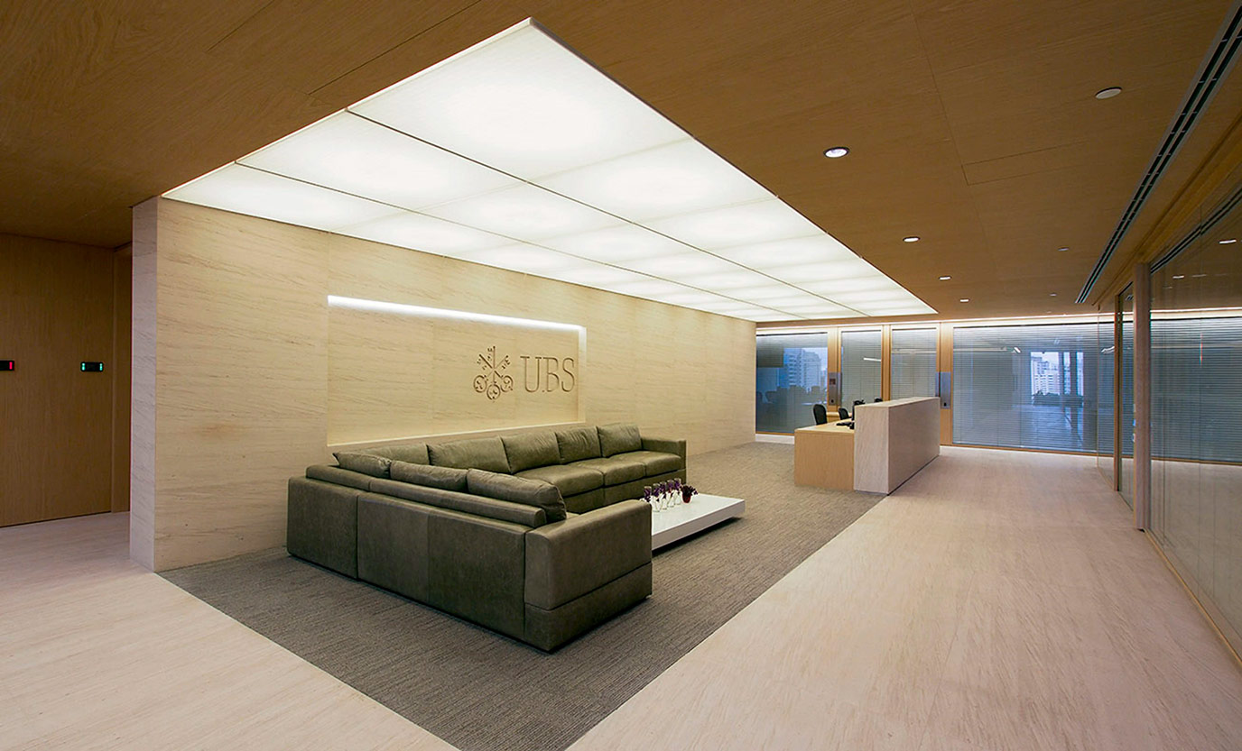 athie-wohnrath-ubs-pactual-1-piso-parede-logo-baixo-relevo-limestone-vermont-di-marmorer