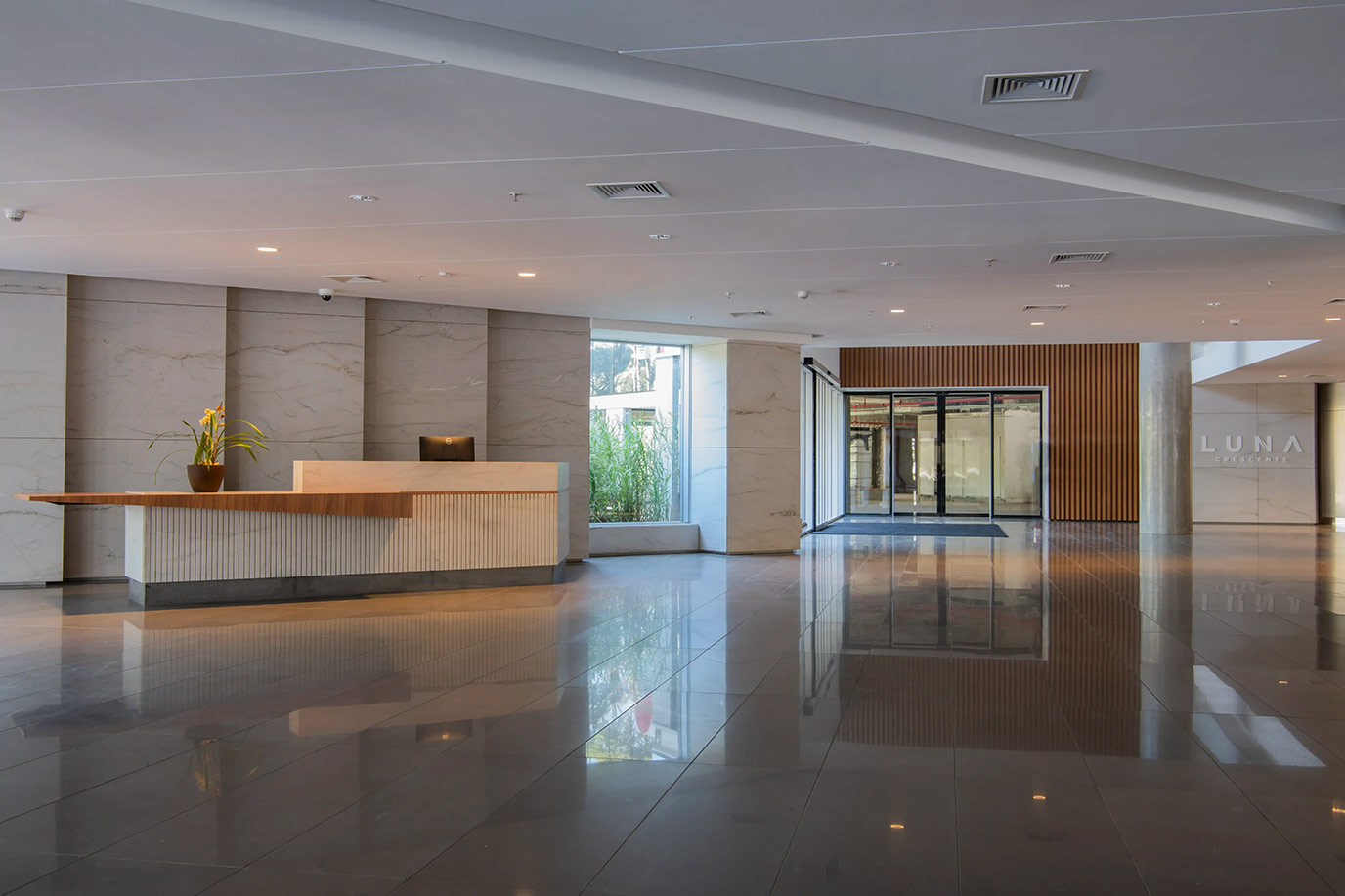 bn-engenharia-complexo-luna-43-parede-balcao-quartizito-mont-blanc-piso-basalto-polido-di-marmorer