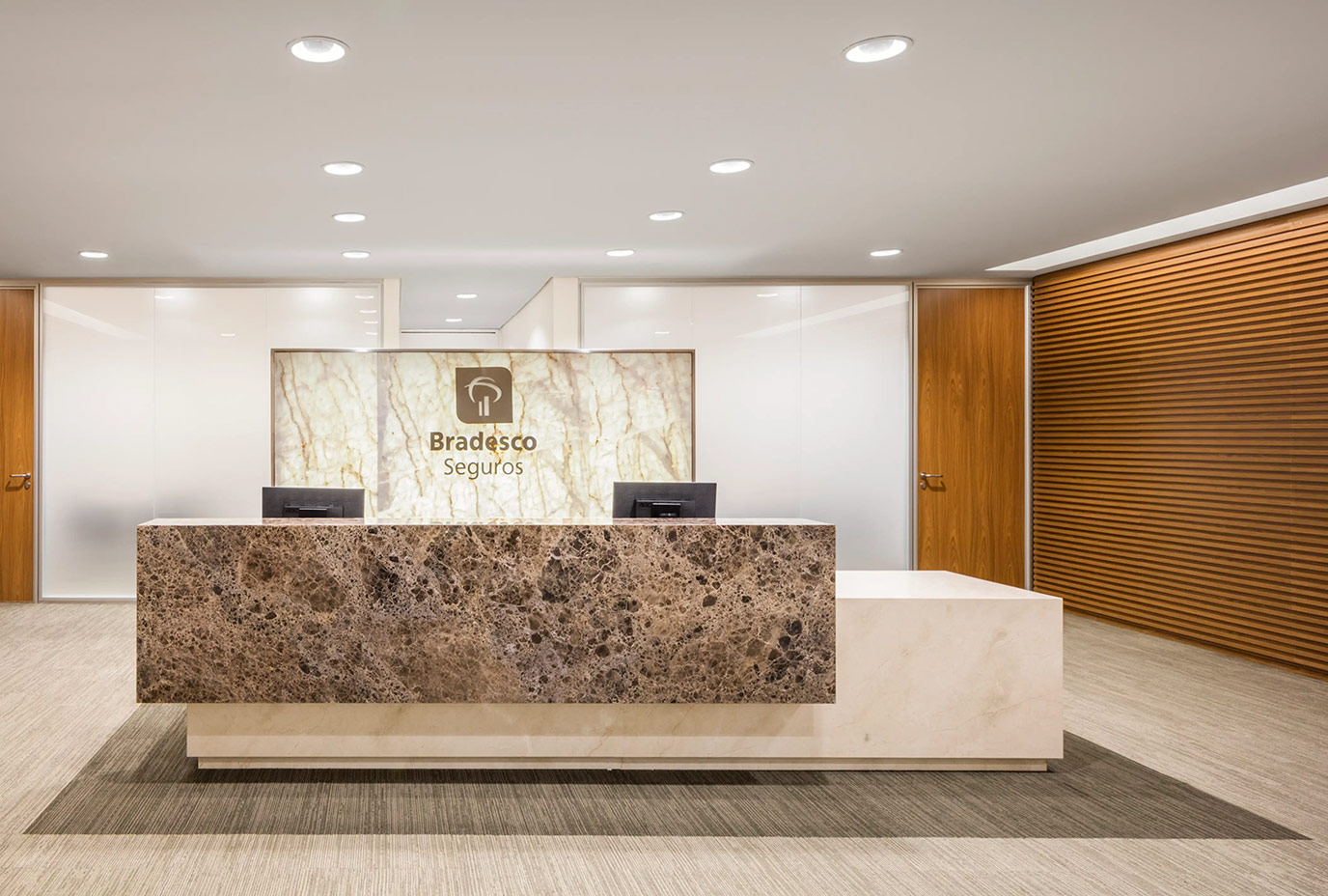 bueno-netto-bradesco-seguro-9-parede-balcao-marmore-crema-marfil-marmore-marrom-imperial-parede-painel-onix-pearl-gold-di-marmorer