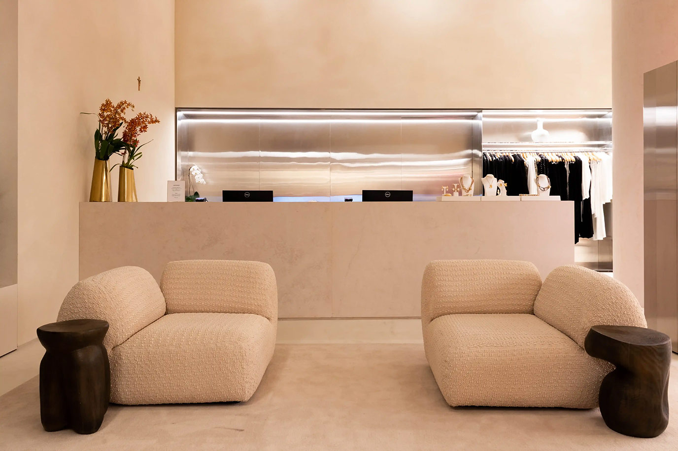 mnma-studio-saeng-engenharia-amissima-piso-parede-fachada-logo-alto-relevo-limestone-persiano-bancada-marmore-giallo-siena-di-marmore-6r