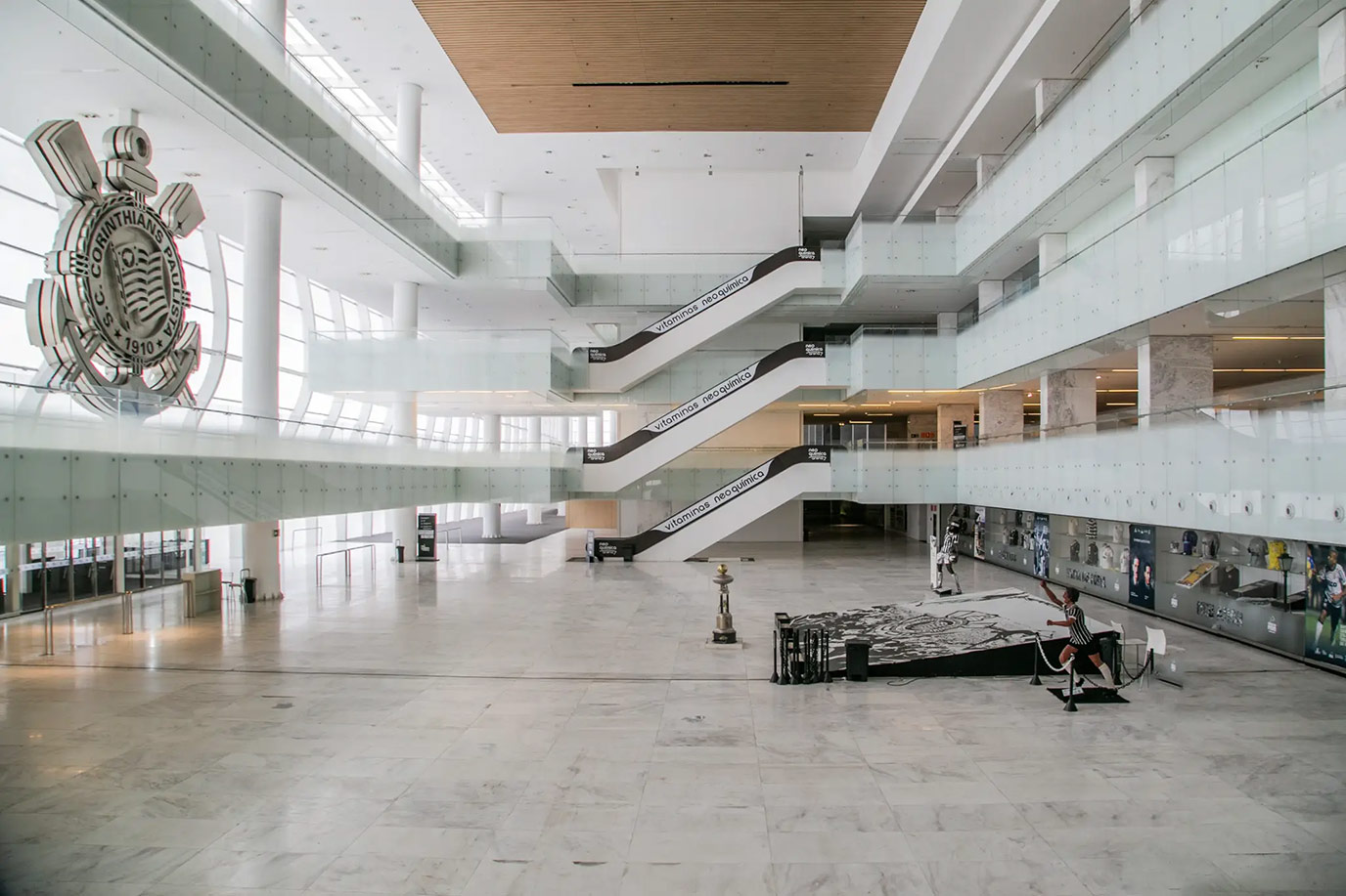 novonor-arena-corinthians-4-parede-ventilada-fachada-techlam-branco-preto-pisos-pardes-colunas-marmore-branco-piguesr