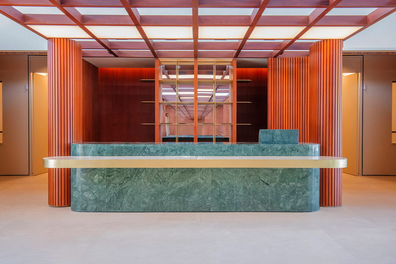 perkins-&-will-saeng-engenharia-btg-pactual-terminal-gru-2-balcao-aparador-marmore-verde-guatemala-di-marmorer