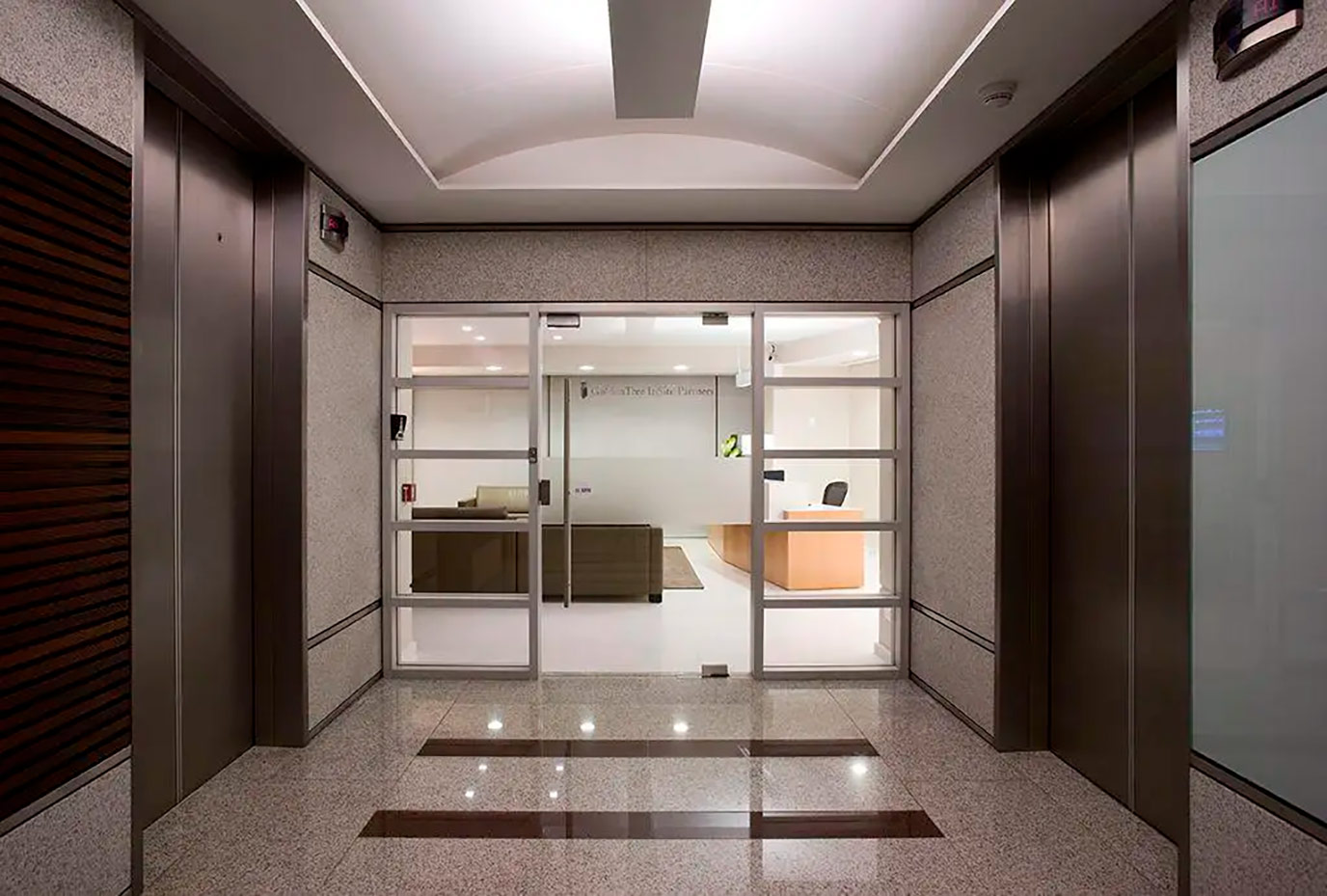 athie-wohnrath-golden-tree-insite-hall-granito-marmore-calacata-di-marmore-01