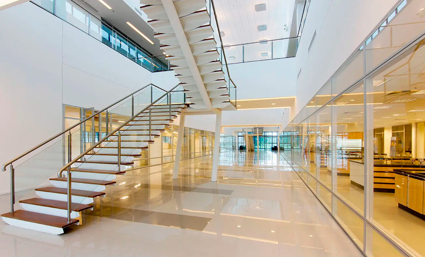 aw-construcoes-baker-hughes-04parede-travertino-romano-bancada-marmoglass-white-di-marmore