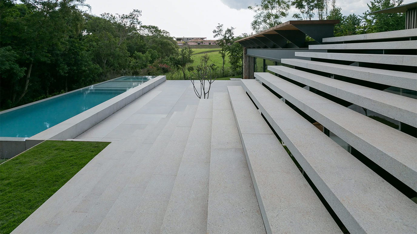 jacobsen-arquitetura--sigla-construtores-quinta-da-baronesa-escada-piso-granito-branco-siena-escovado-di-marmore