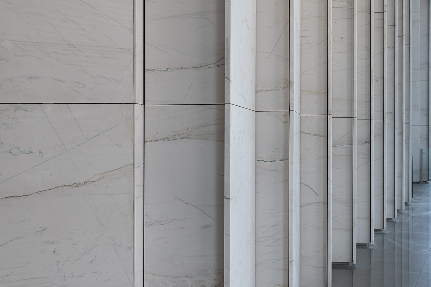 bn-engenharia-complexo-luna-14-parede-lobby-quartizito-mont-blanc-piso-basalto-polido-di-marmore