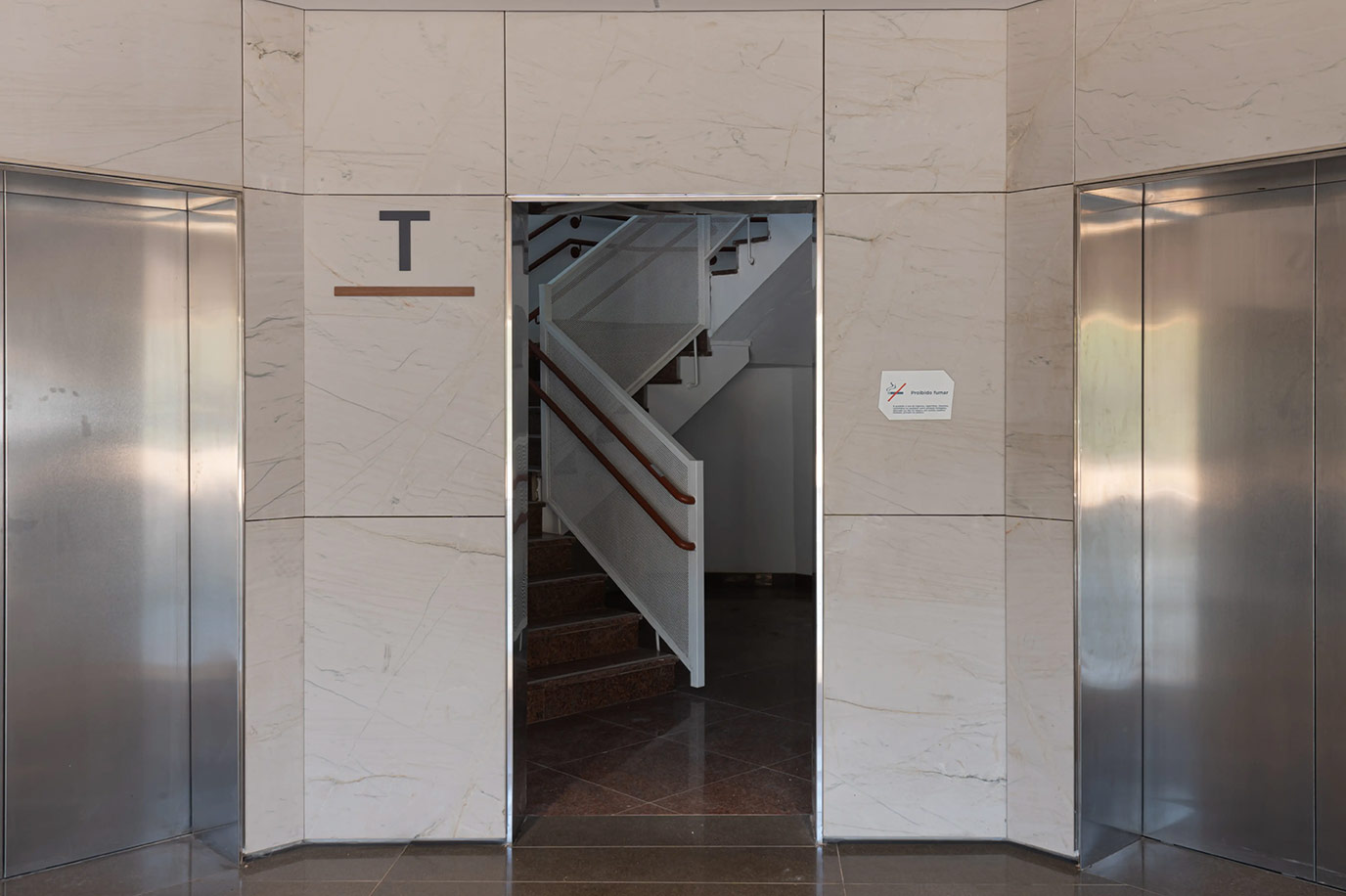 bn-engenharia-complexo-luna-44-parede-quartizito-mont-blanc-piso-basalto-polido-di-marmore