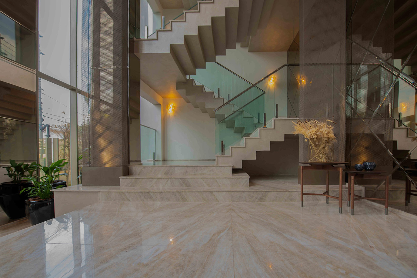 cyrela-on-the-parc-elevador-escada-piso-quartzito-perla-santana-polido-di-marmore-(4)