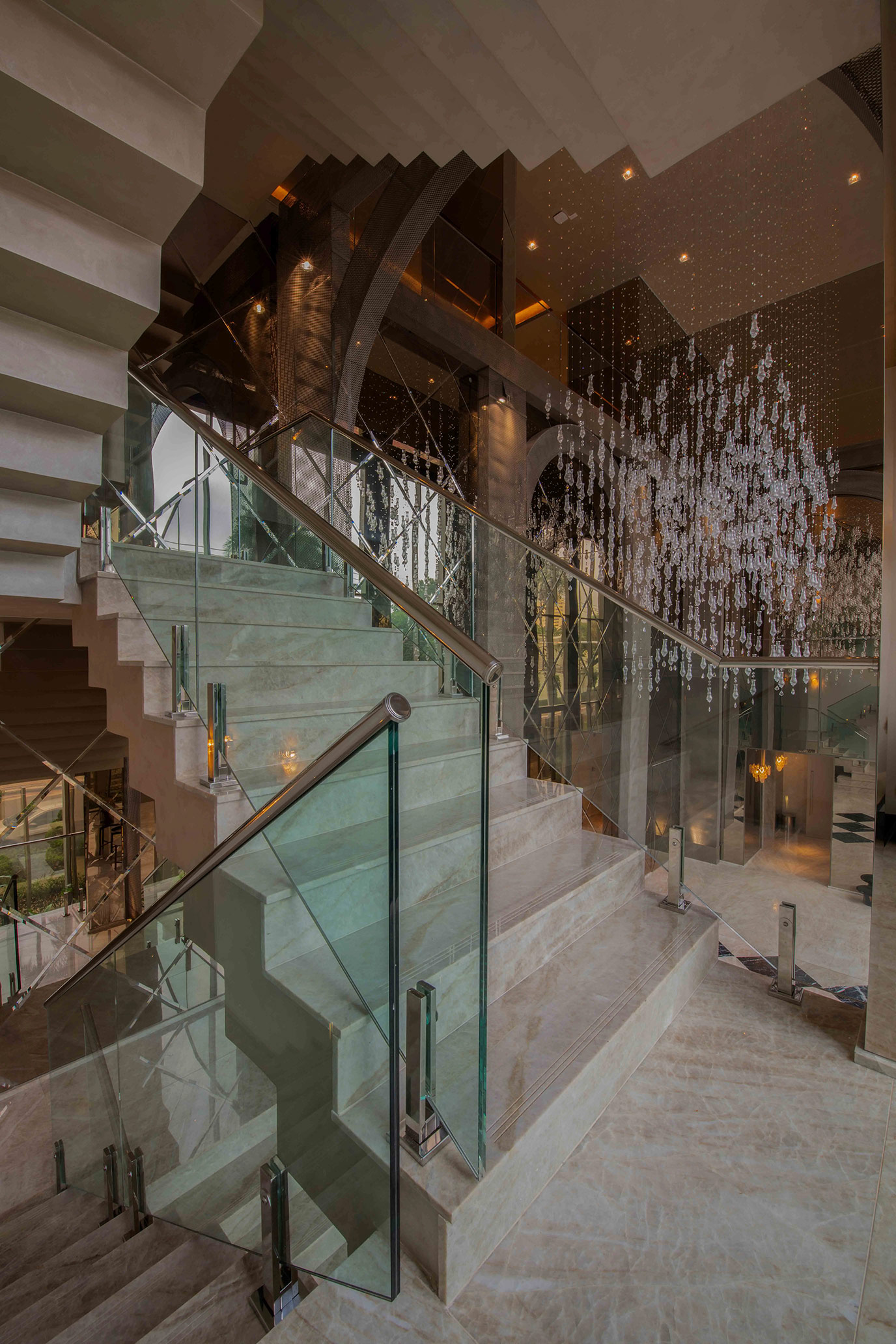 cyrela-on-the-parc-elevador-escada-piso-quartzito-perla-santana-polido-di-marmore-(10)