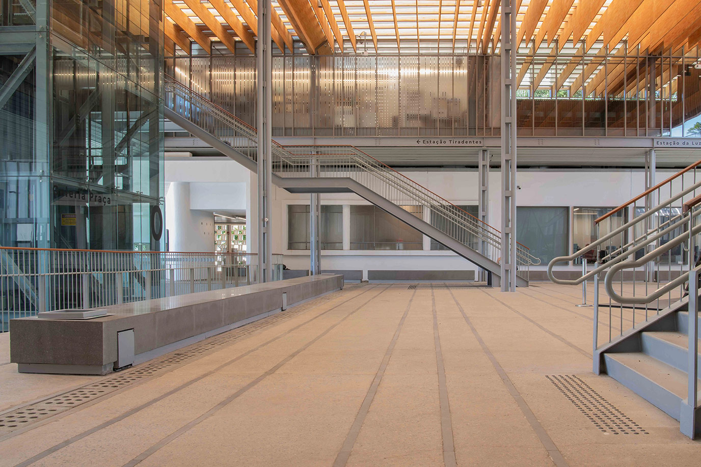 cyrela-on-the-parc-elevador-escada-piso-quartzito-perla-santana-polido-di-marmore-(12)