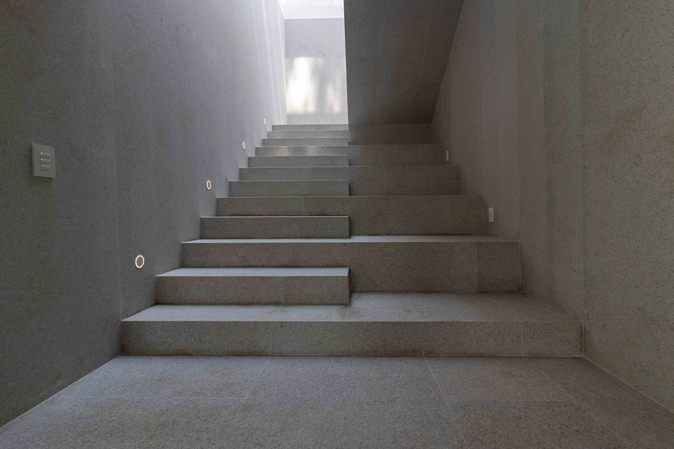 lar-construtora-pinacoteca-contemporanea-escada-piso-e-parede-granito-branco-siena-escovado-di-marmore-(1)