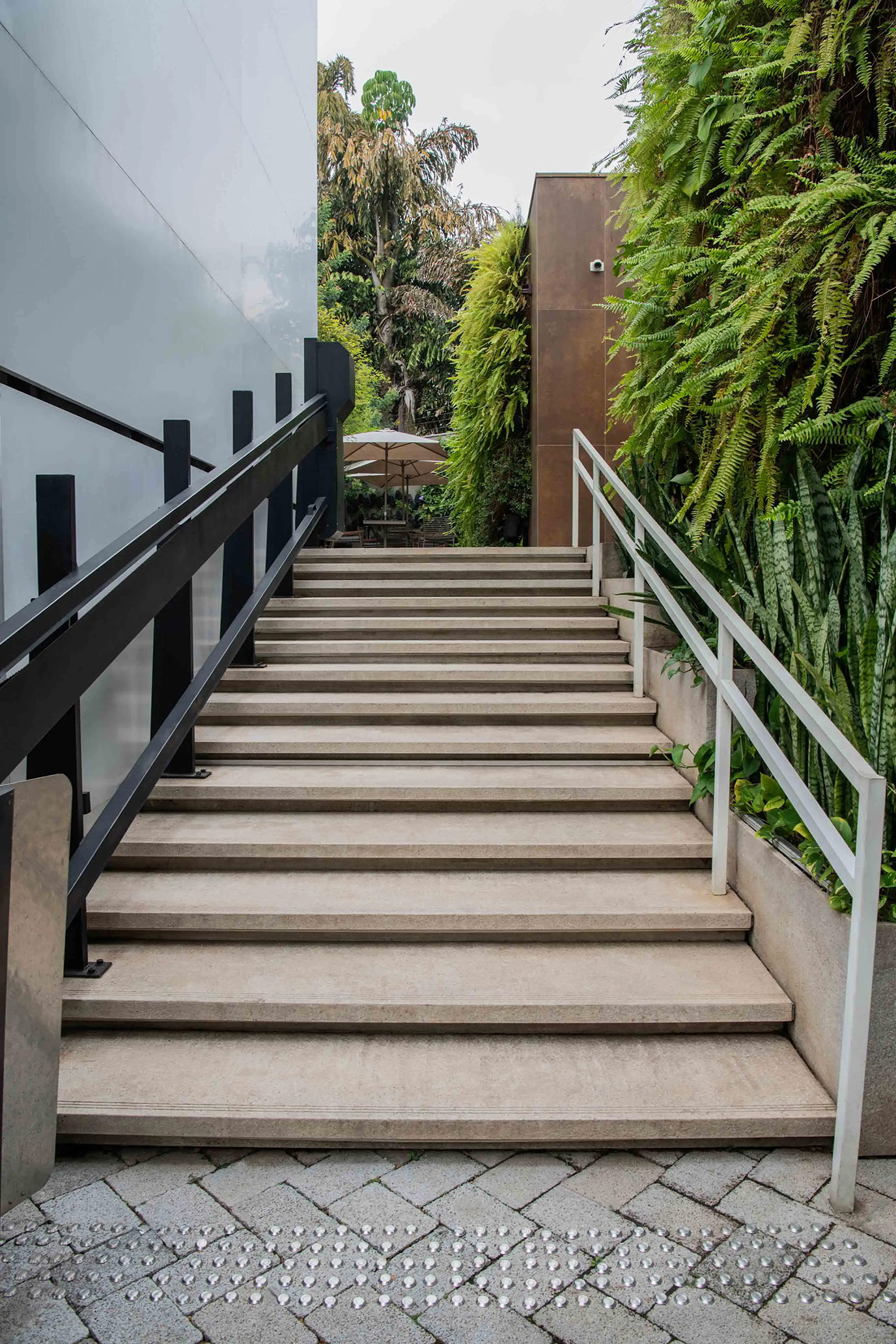 saeng-engenharia-kawahara-awake-escadas-piso-granito-branco-itauna-di-marmore-(1)