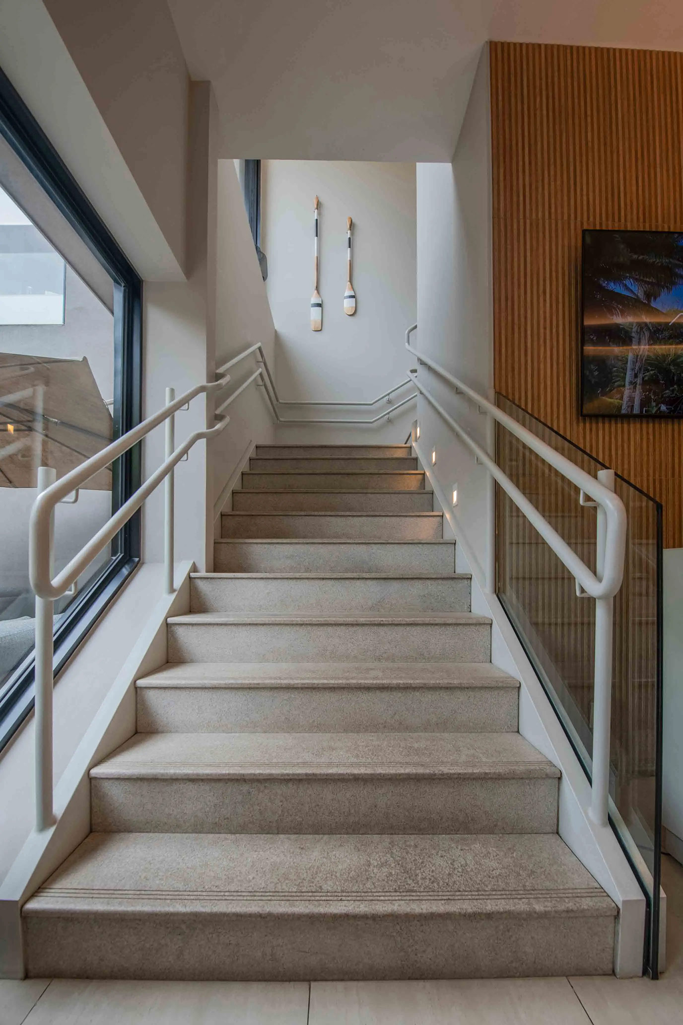 saeng-engenharia-kawahara-awake-escadas-piso-granito-branco-itauna-di-marmore-(3)