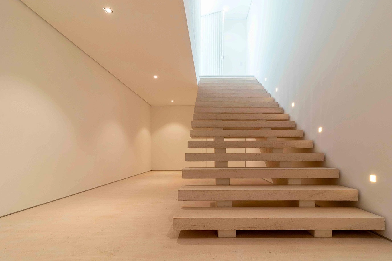 schwartz-residencia-espanha-escada-piso-travertino-navona-estucado-levigado-di-marmore--(3)