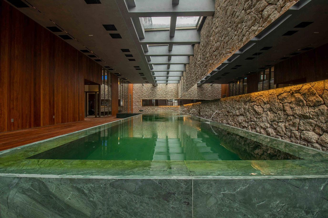 bn-engenharia-the-frame-piscina-marmore-verde-guatemala-di-marmore-(1)