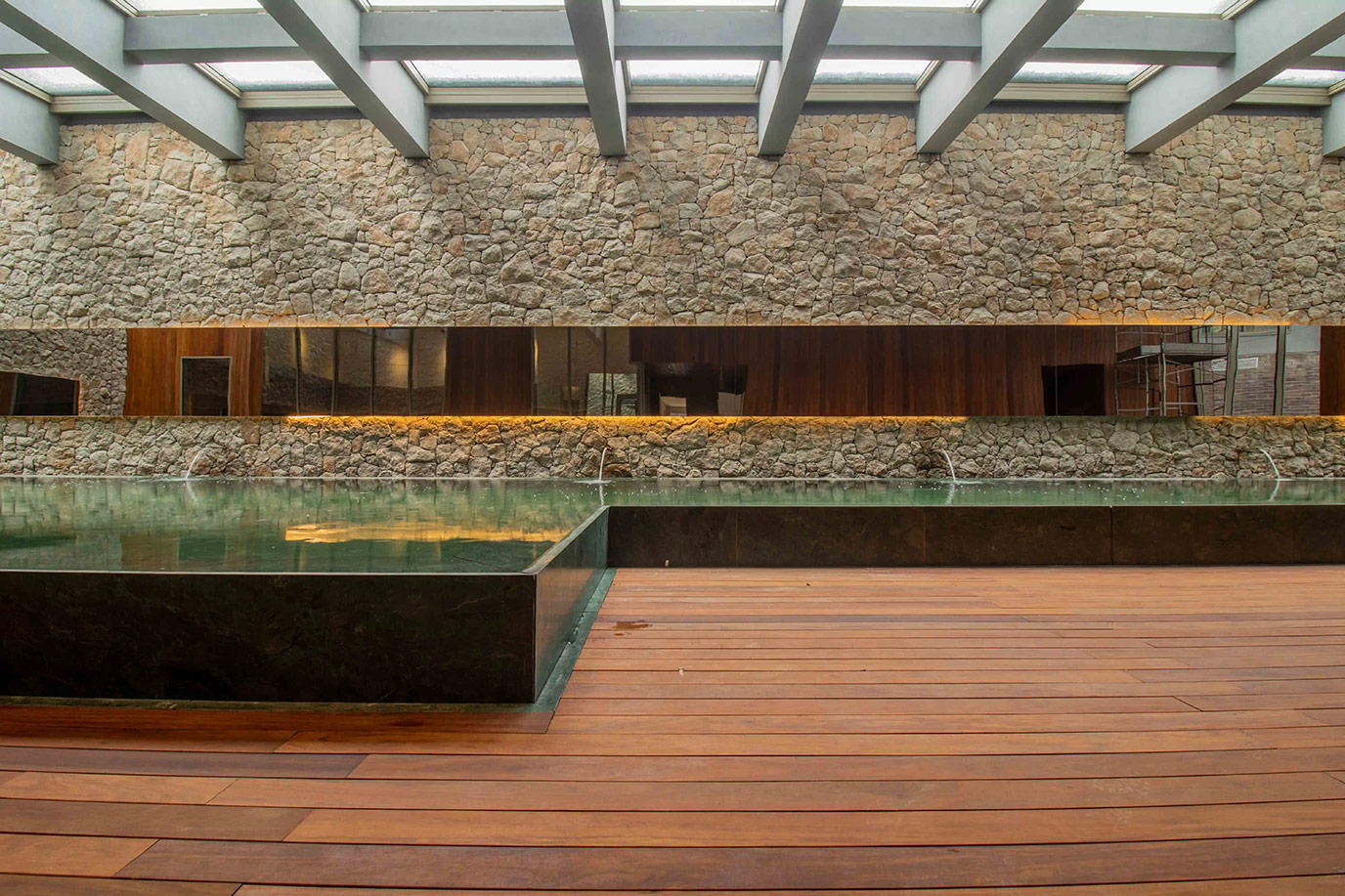 bn-engenharia-the-frame-piscina-marmore-verde-guatemala-di-marmore-(2)