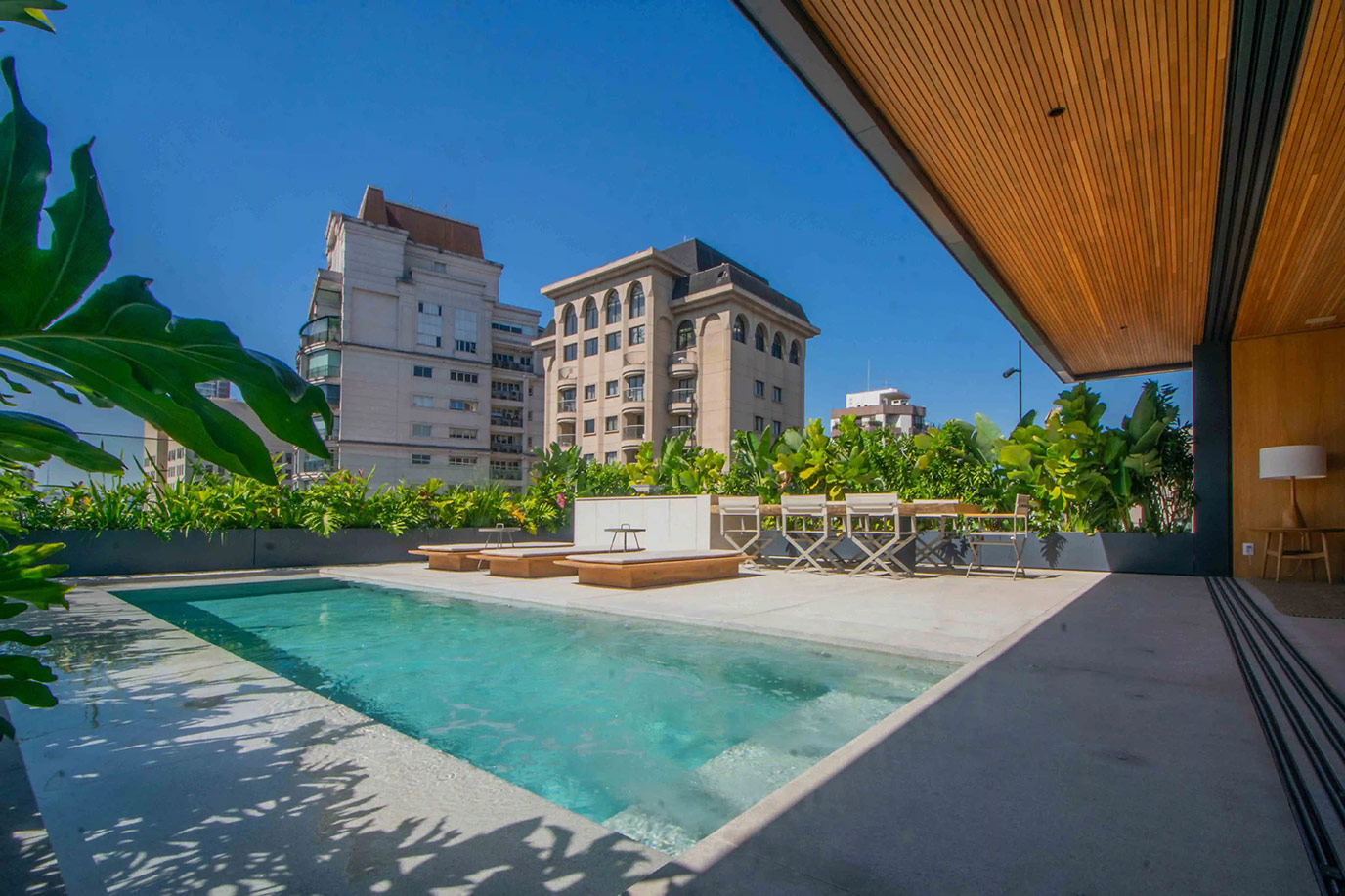 inovalli-bernardes-arquitetura-residencia-alemanha-piscina-granito-branco-siena-levigado-di-marmore-(9)