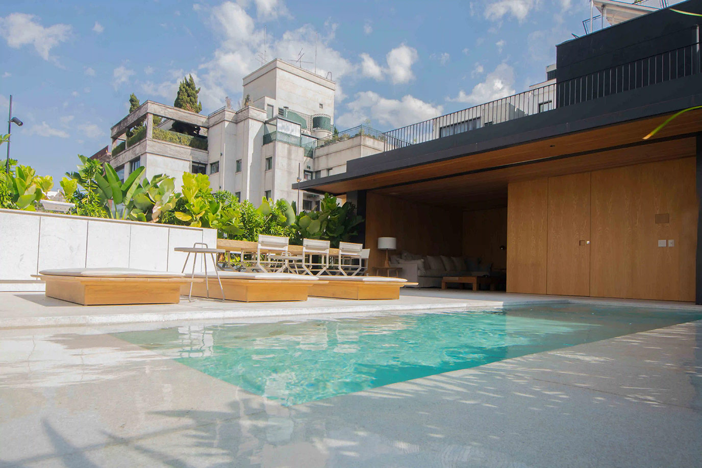 jacobsen-arquitetura-bm-engenharia-triplex-itaim-piscina-piso-granito-branco-itauna-jateado-di-marmore-(7)