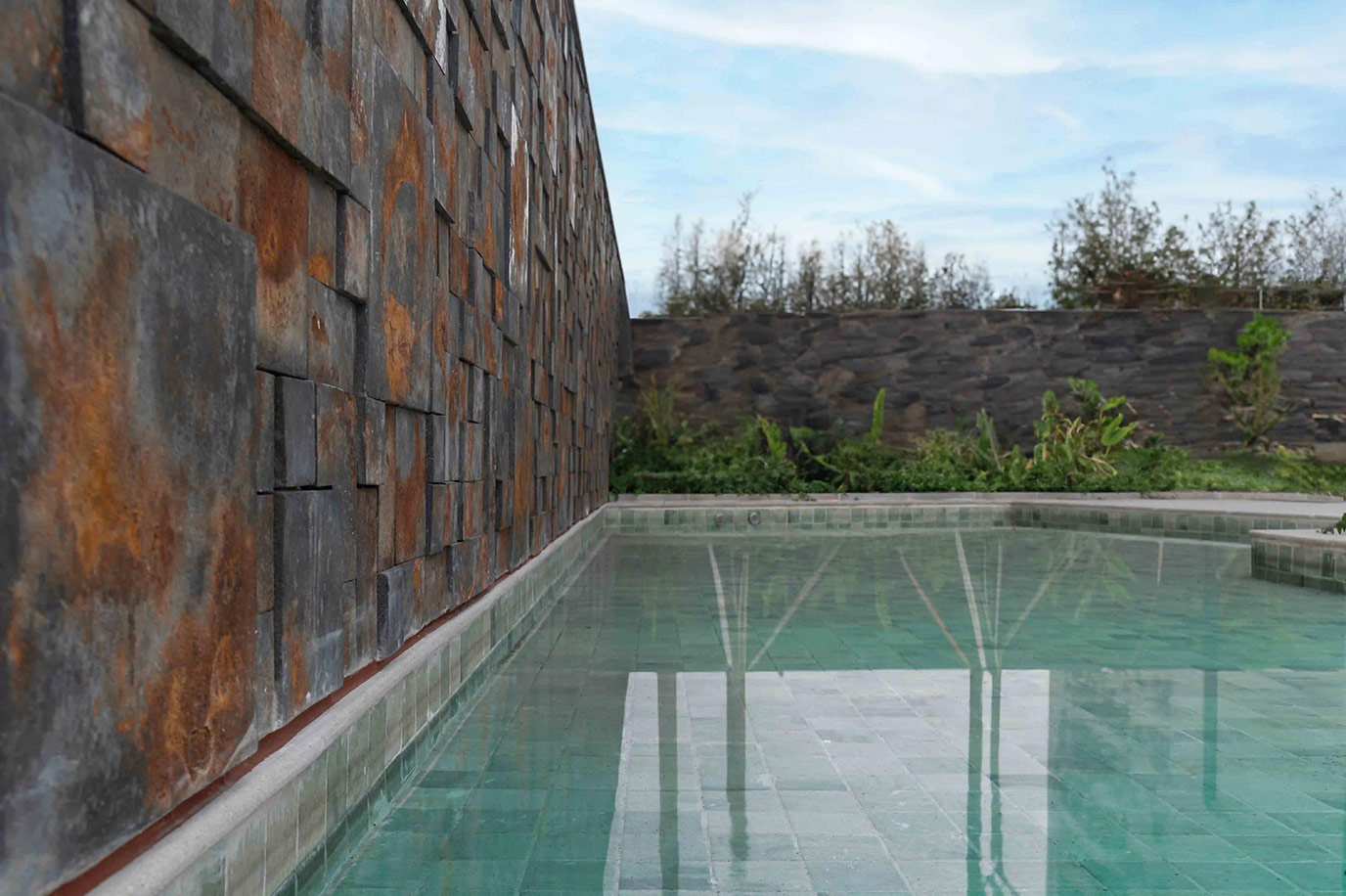 tegra-incorporadora-elo-caminho-da-lapa-piscina-granito-cinza-castelo-flameado-di-marmore-(12)