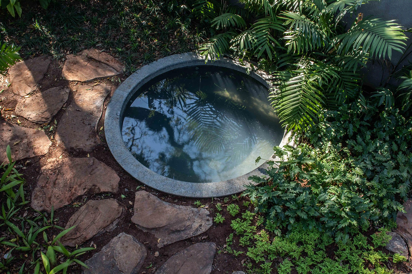 lar-construtora-bernardes-arquitetura-residencia-grecia-piscina-granito-branco-siena-escovado-di-marmore--(2)