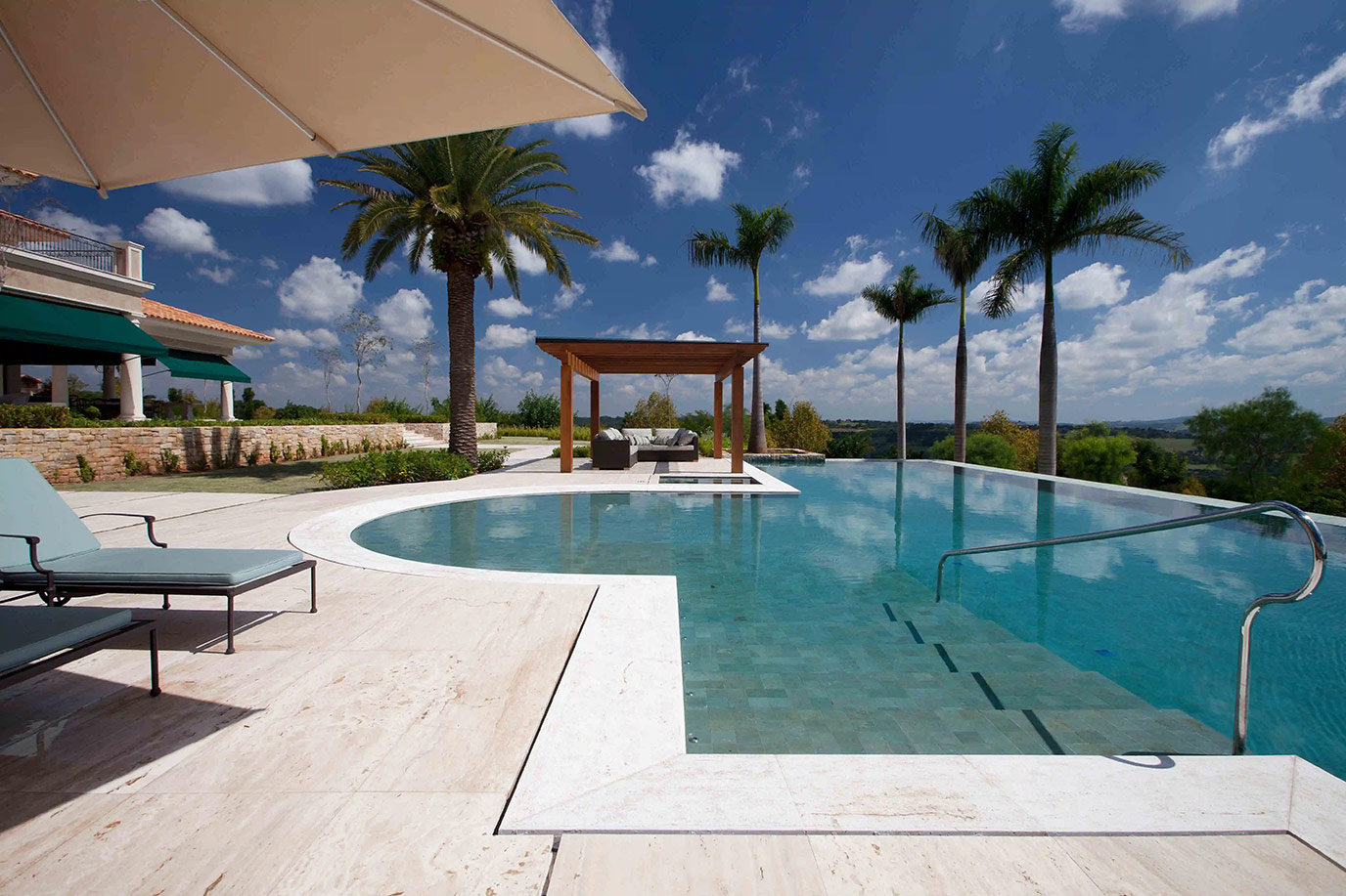 leonardo-junqueira-arquitetura-quinta-da-baronesa-piso-piscina-travertino-romano--di-marmore-(3)