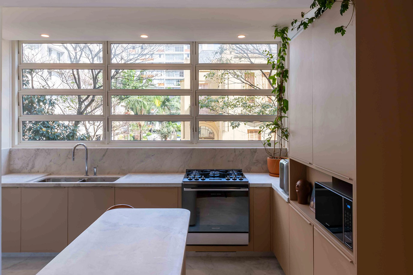 anastassiadis-retrofit-higienopolis-banho-piso-parede-nicho-lavatorio-marmore-branco-parana-argento-levigado-di-marmore--3--(1)