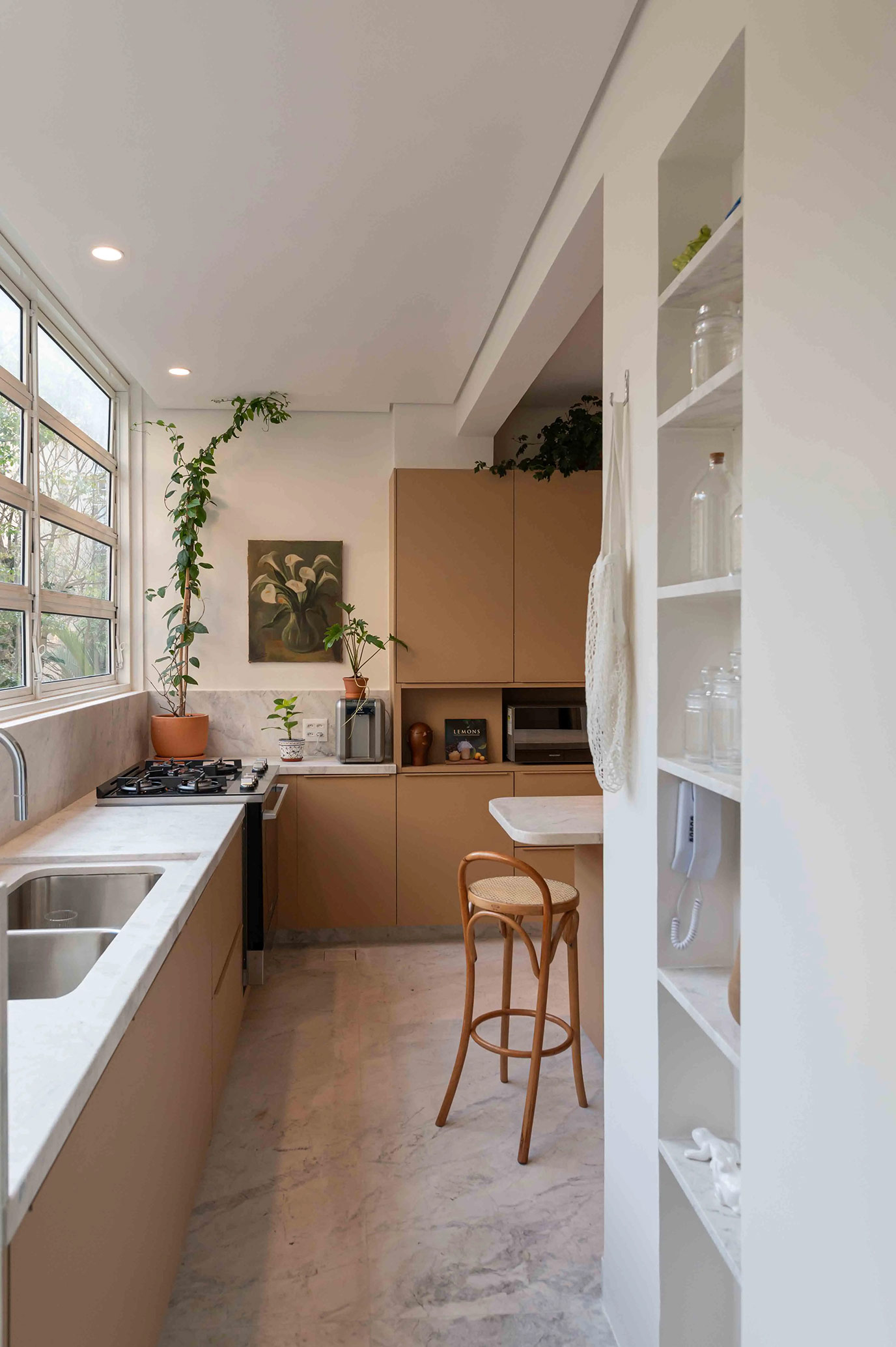 anastassiadis-retrofit-higienopolis-banho-piso-parede-nicho-lavatorio-marmore-branco-parana-argento-levigado-di-marmore--3--(4)