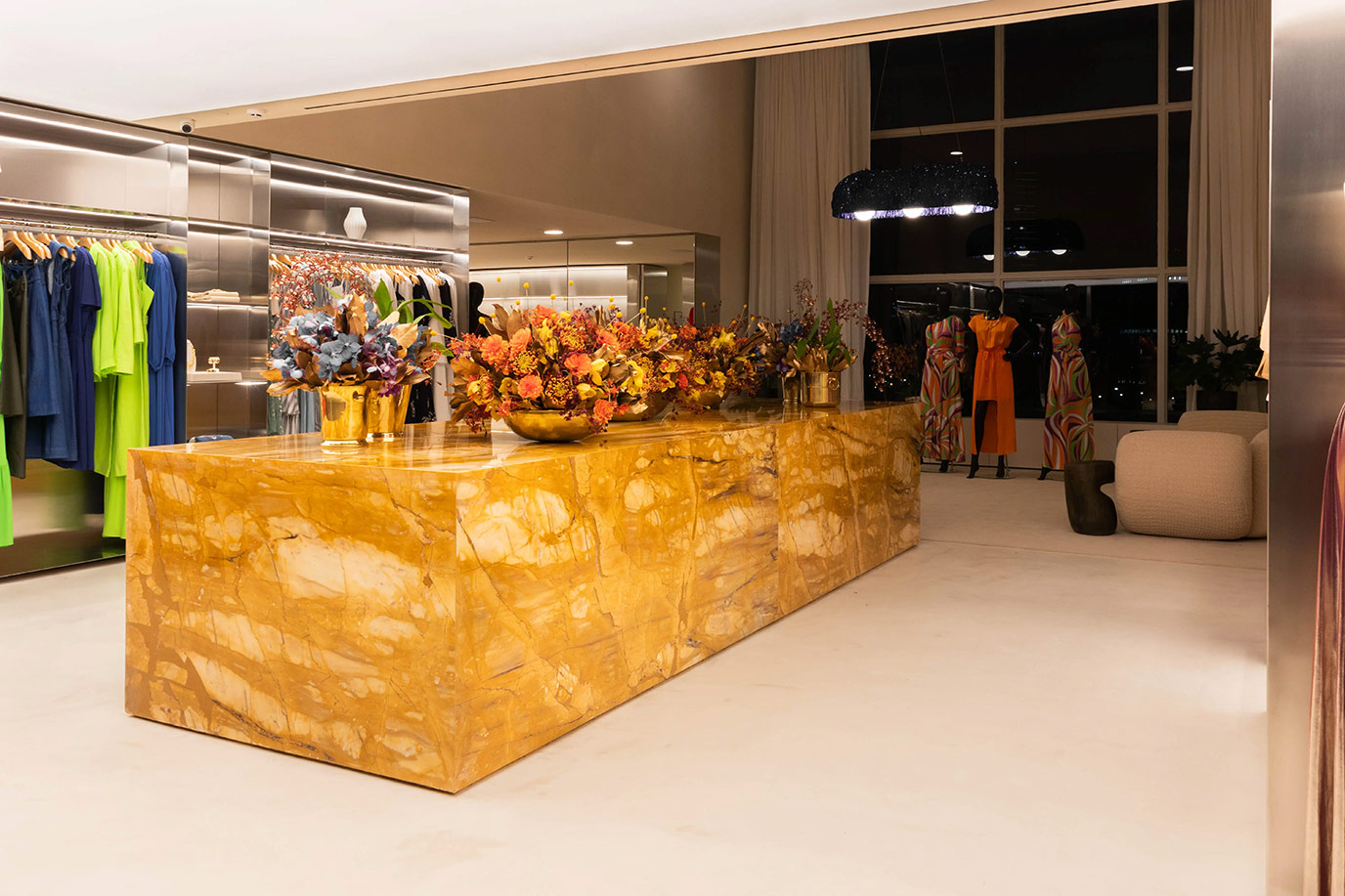 mnma-studio-saeng-engenharia-amissima-piso-parede-fachada-logo-alto-relevo-limestone-persiano-bancada-marmore-giallo-siena-di-marmore-4--