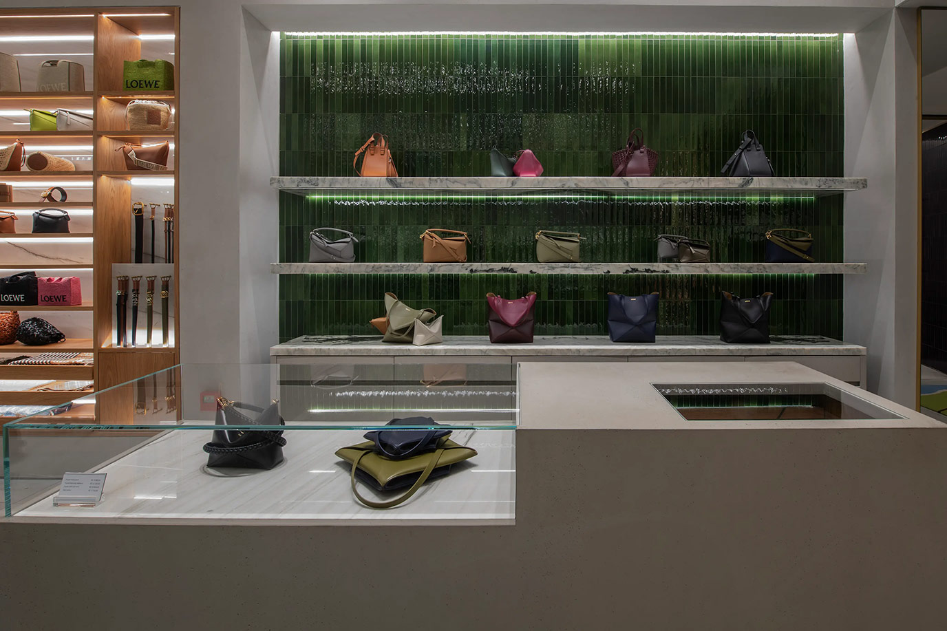 saeng-eng-loewe-9-balcao-marmore-rockfort-branc-prateleiras-marmore-calacatta-italiano-viola-di-marmore