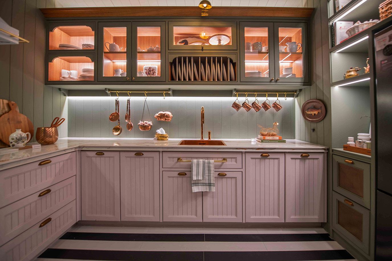 paola-ribeiro-casa-cor-2024-cozinha-pia-cuba-saia-da-mesa-dekton-forn-di-marmore-(2)