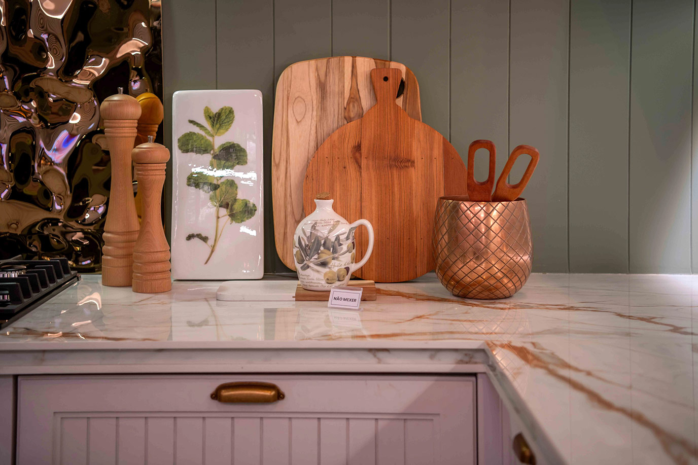 paola-ribeiro-casa-cor-2024-cozinha-pia-cuba-saia-da-mesa-dekton-forn-di-marmore-(7)