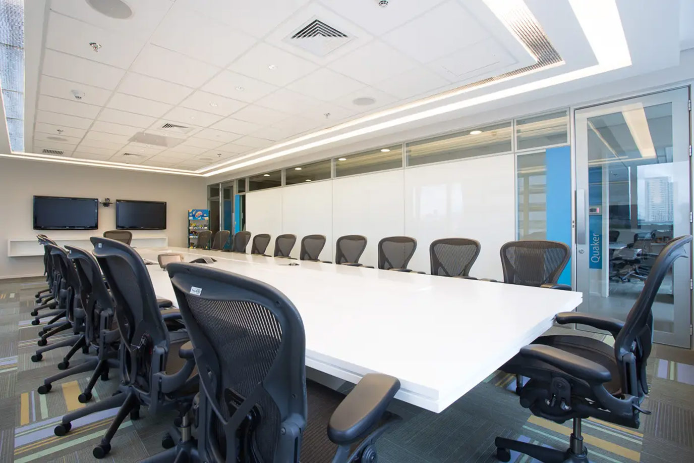 athie-wohnrath-pepsico-20-mesa-bancada-marmoglass-white