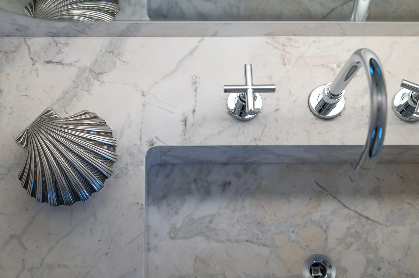 anastassiadis-retrofit-higienopolis-banho-piso-parede-nicho-lavatorio-marmore-branco-parana-argento-levigado-di-marmore-4