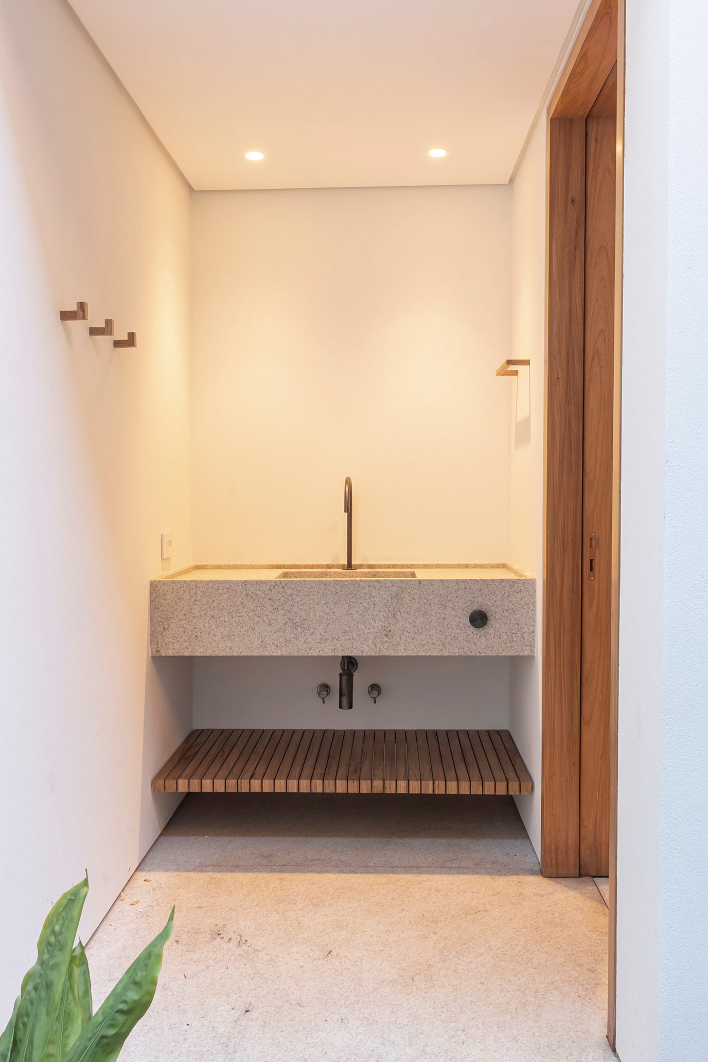 bernardes-laer-lavatorio-lavabo-piso-parede-granito-branco-siena-escovado-di-marmore-16