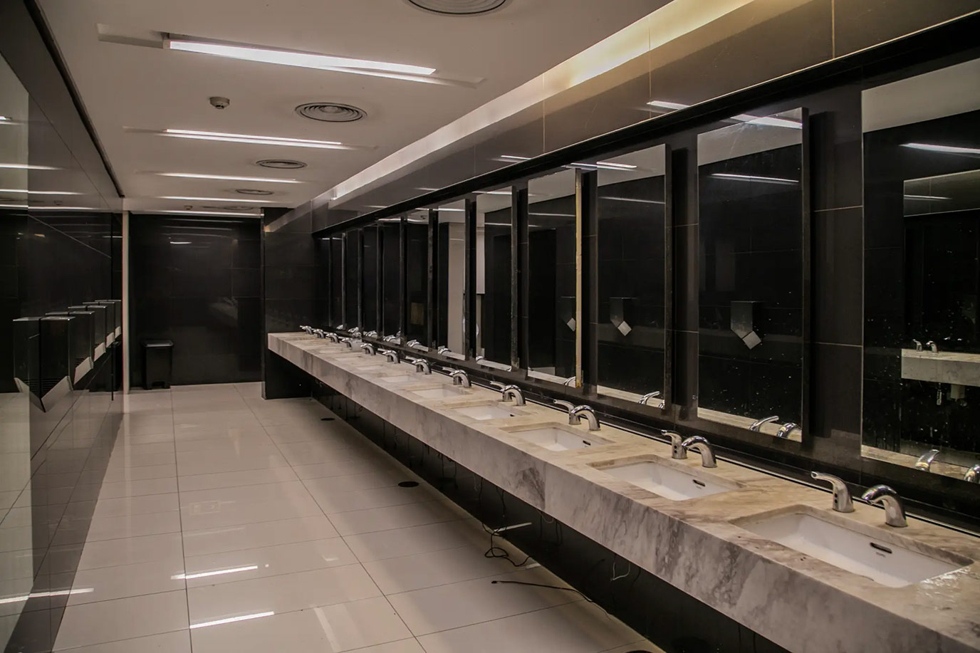 corinthians-arena-anibal-coutinho-novonor-wc-lavatorio-bancada-marmore-branco-pigues-parede-preto-sao-gabriel-di-marmore-1