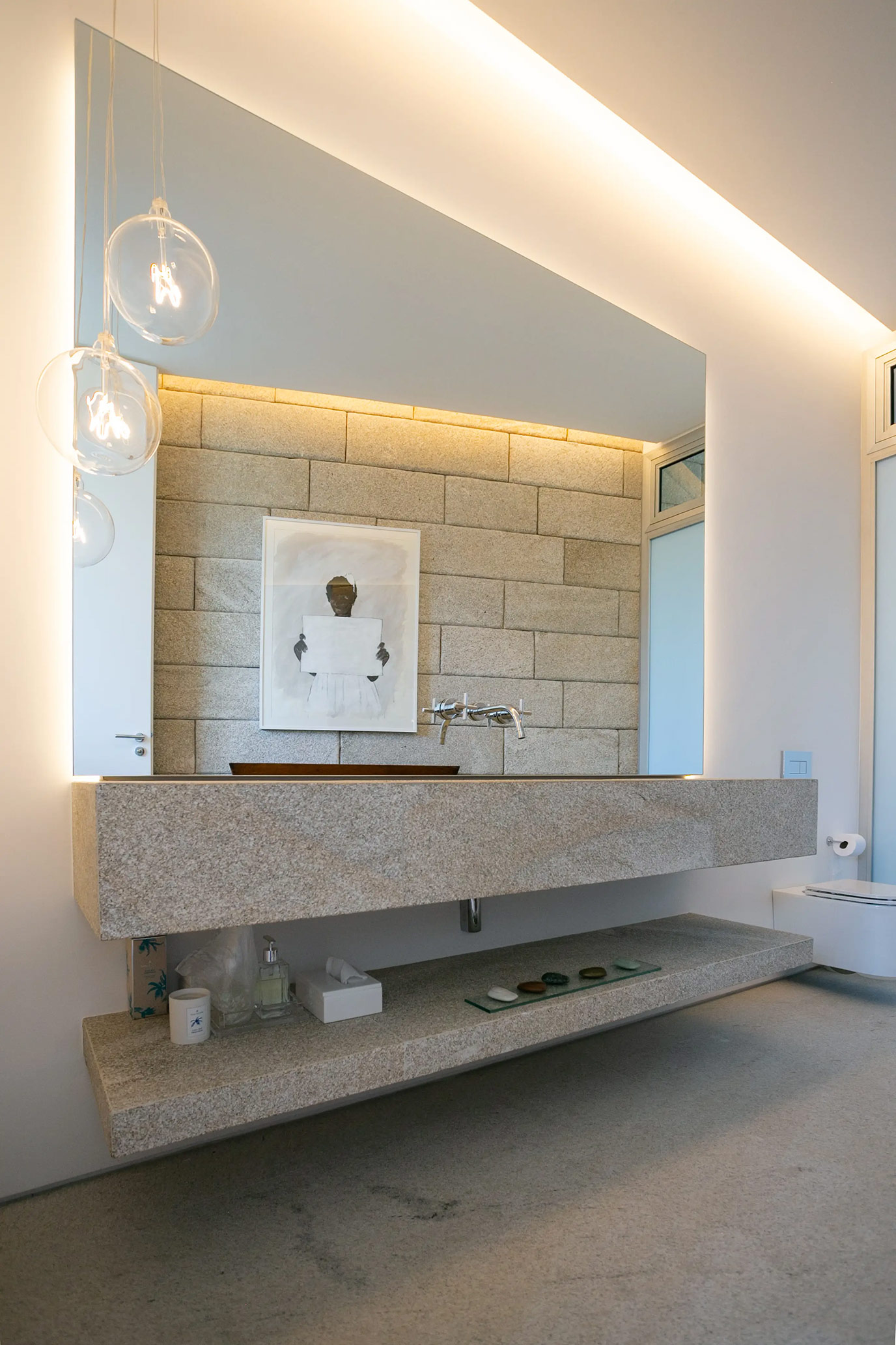 fgmf-arquitetura-laer-engenharia-fazenda-boa-vista-piso-parede-nicho-banco-lavatorio-cuba-moldada-graniito-branco-siena-di-marmore-