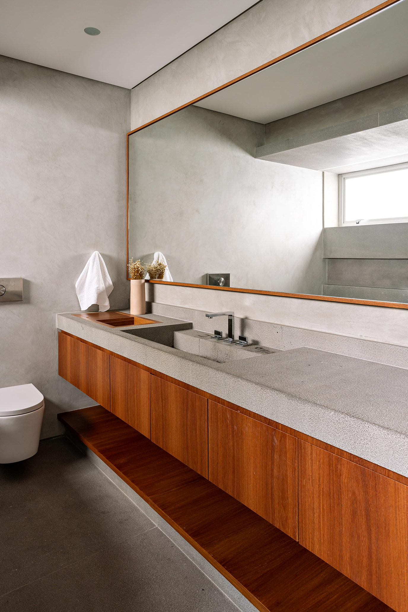 fgmf-arquitetura-rmr-engenharia-vilaboim-piso-lavatorio-cuba-montada-basalto-basaltite-cinza-serrado-di-marmore