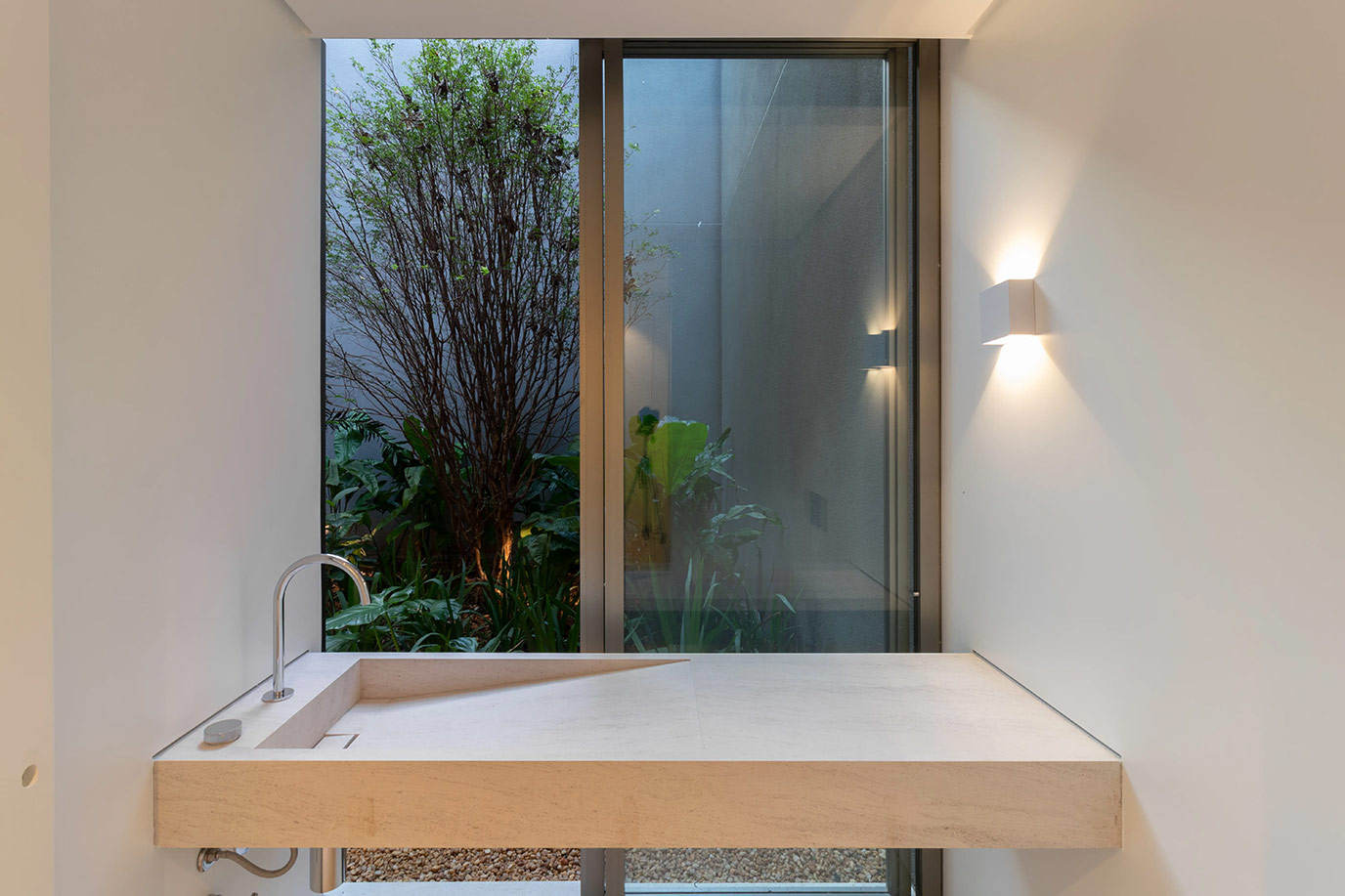 jacobsen-arquitetura-schwarts-engenharia-rua-espanha-lavabo-lavatorio-cuba-montada-limestoone-moont-dore-levigado-di-marmore