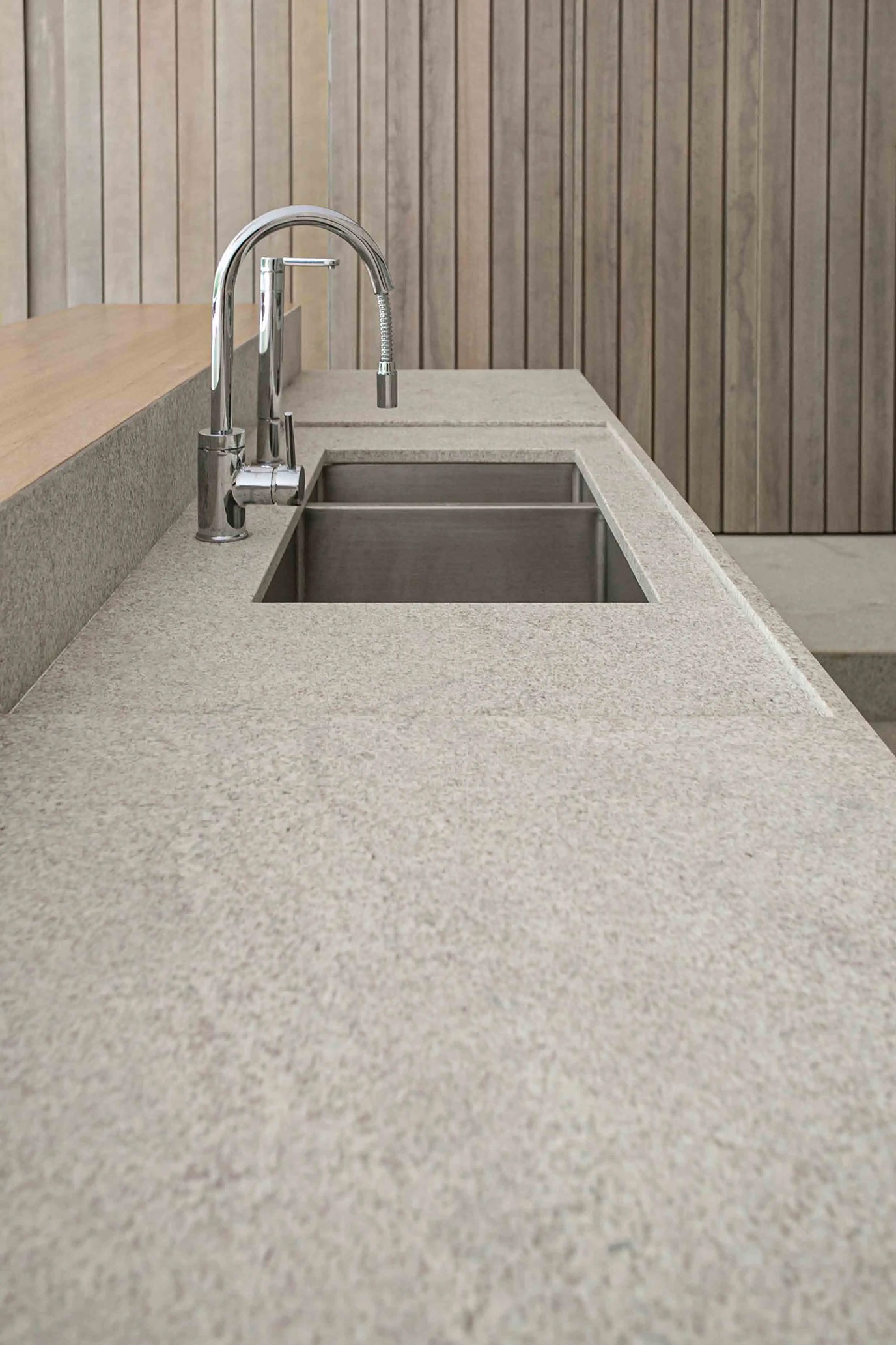 jacobsen-arquitetura-sigla-construtora-gourmet-piso-granito-branco-siena-escovado-balcao-tampo-pia-quartzo-cinza-clean-di-marmore-