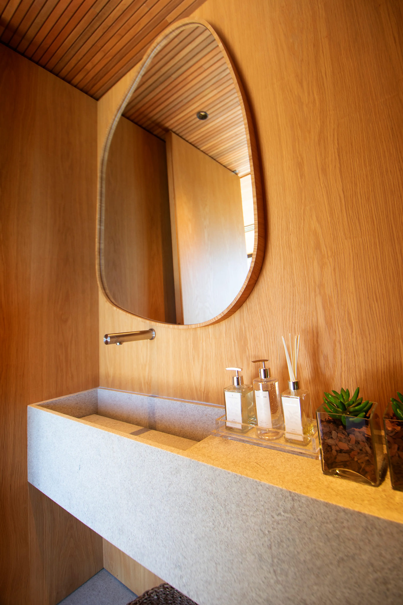 jacobsen-bm-engenharia-lavabo-lavatorio-cuba-montada-granito-branco-itaunas-di-marmore-