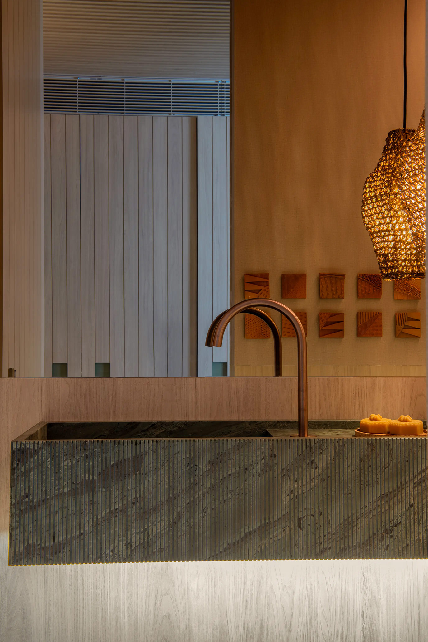 studio-mk27-ideazarvos-lavabo-lavatorio-frisado-cuba-montada-marmore-green-bambo-levigado-di-marmore-2