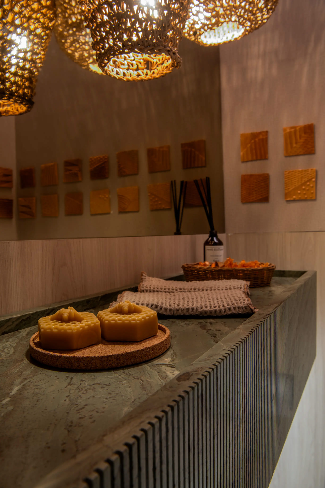 studio-mk27-ideazarvos-lavabo-lavatorio-frisado-cuba-montada-marmore-green-bambo-levigado-di-marmore-4