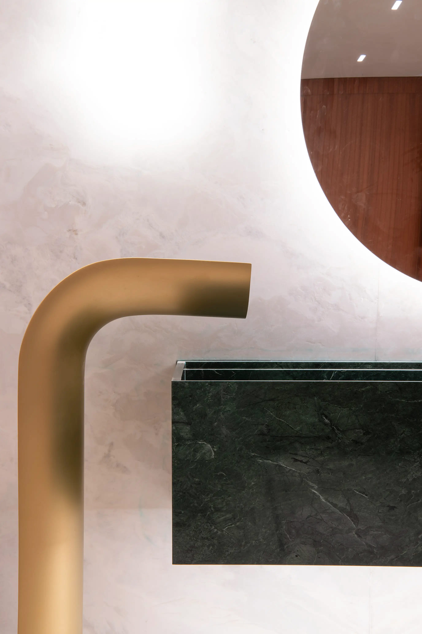 perkins-&-will-saeng-engenharia-btg-pactual-terminal-gru-8-lavatorio-marmore-verde-guatemala-poticos-marmore-branco-parana--di-marmore