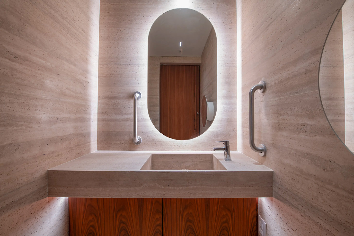 perkinswill-saeng-btg-pactual-terminal-luxo-wc-lavatorio--cuba-moldada-piso-paginado-travertino-romano-di-marmore