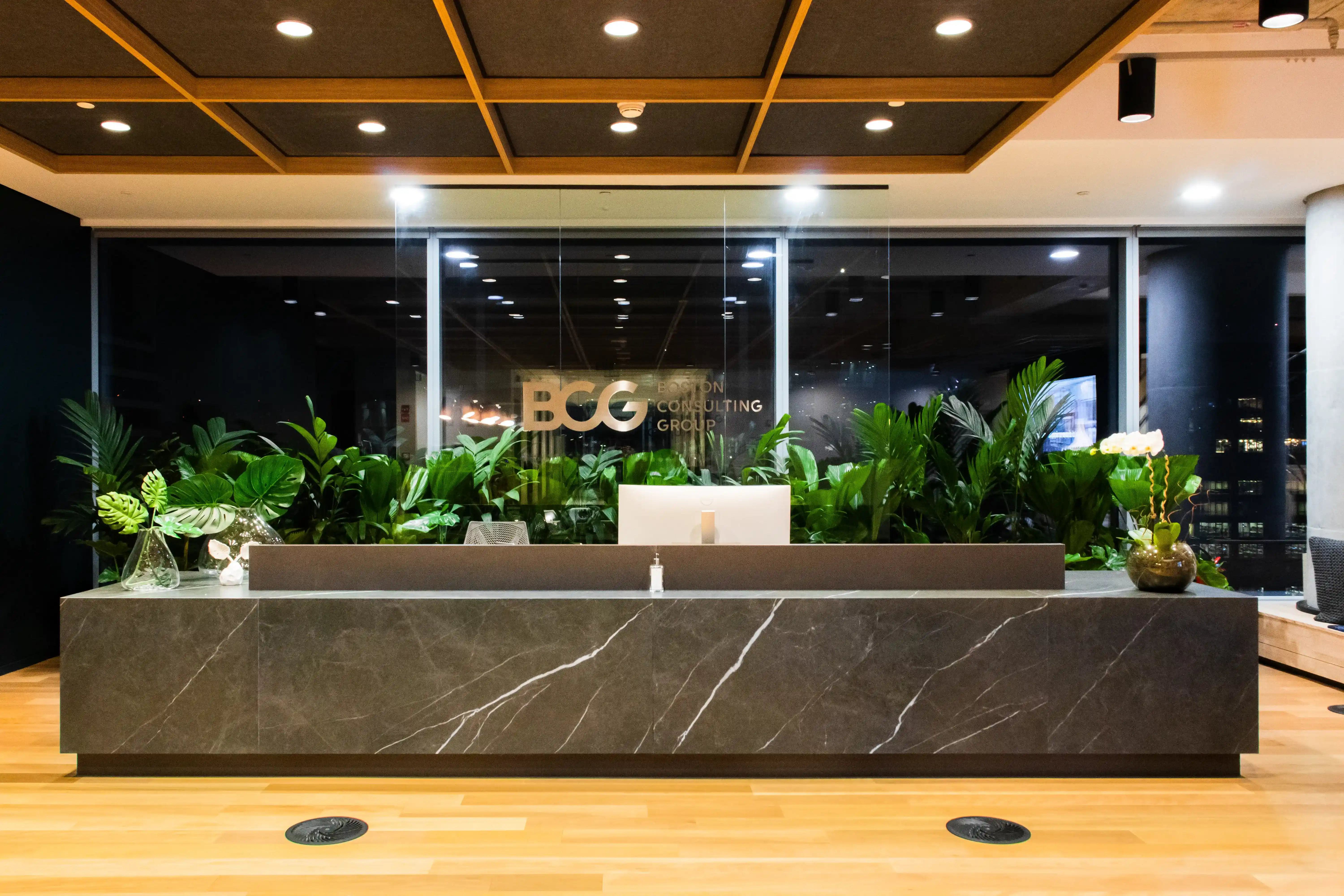 athie-wohnrath-bcg-b32-balcao-mesa-marmore-gris-armani-di-marmore