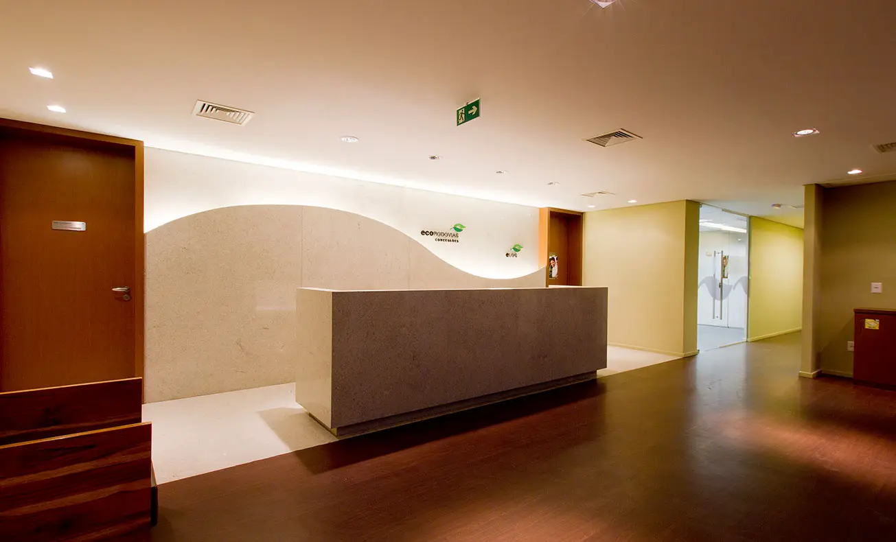 athie-wohnrath-ecovias-piso-parede-balcao-granito-branco-itaunas-extra-anticato-di-marmore